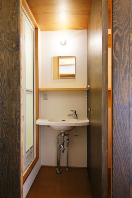 洗面台はシンプルですが、むしろ洗練されたデザイン。