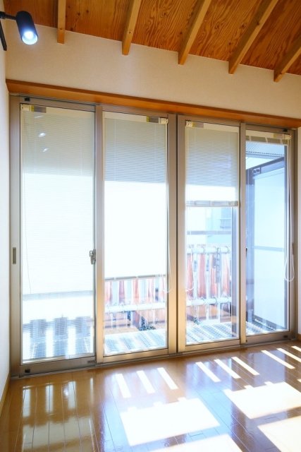 窓のロールスクリーンで光を調整できます。