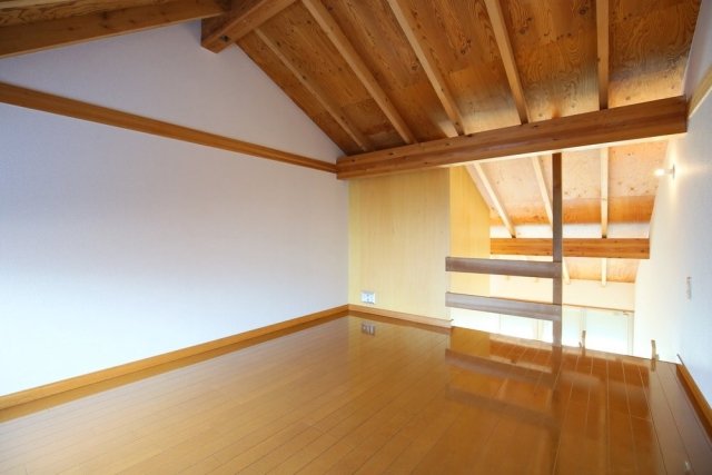 屋根裏のような三角屋根のロフト！ちょっと高さがあります。