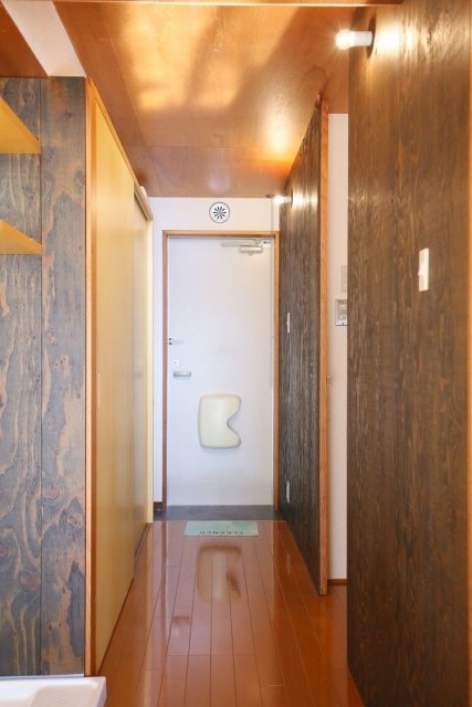 玄関へ続く廊下はまっすぐ伸びています。