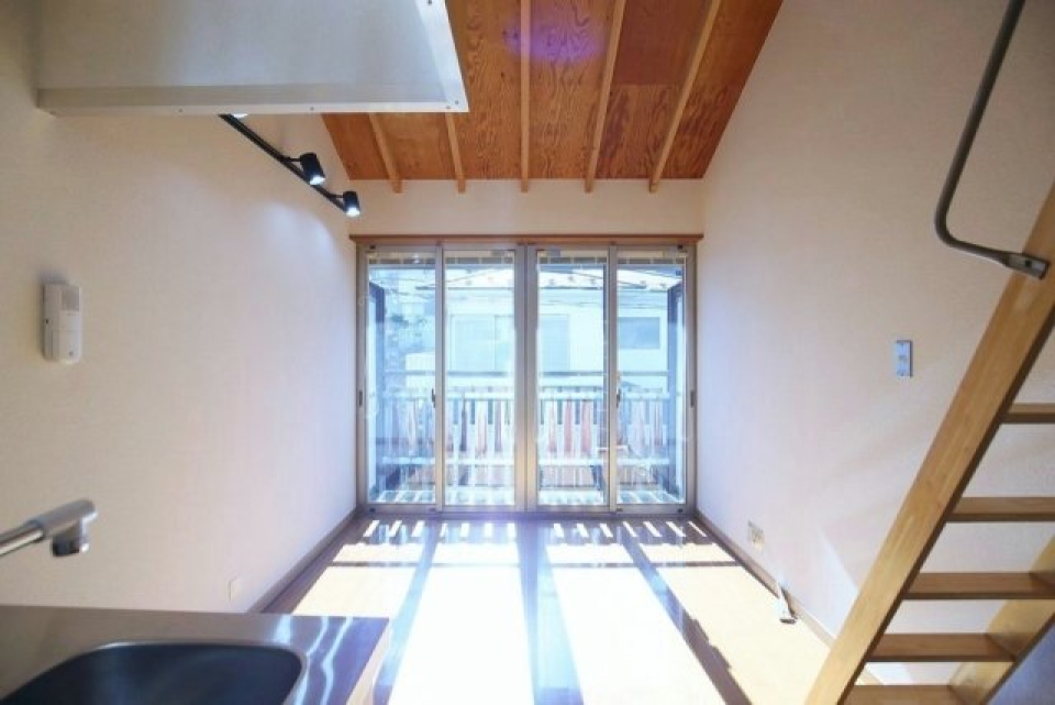 明るい窓に木目の天井。唯一無二の空間…！