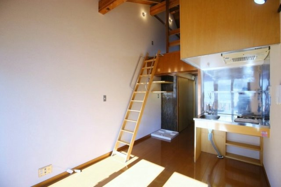ロフトへ続くはしごがとても良い存在感を放っています。
