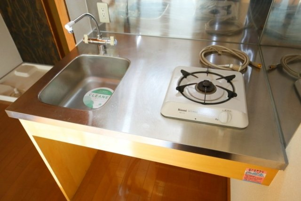 コンロは一口ですが、シンクも作業スペースもきちんとあります。