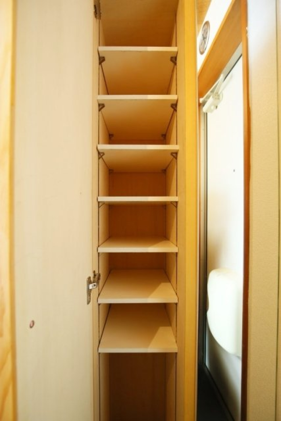 靴はこちらへしまいましょう。たくさん入りそうです！