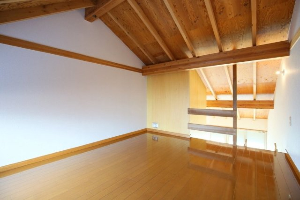 屋根裏のような三角屋根のロフト！ちょっと高さがあります。