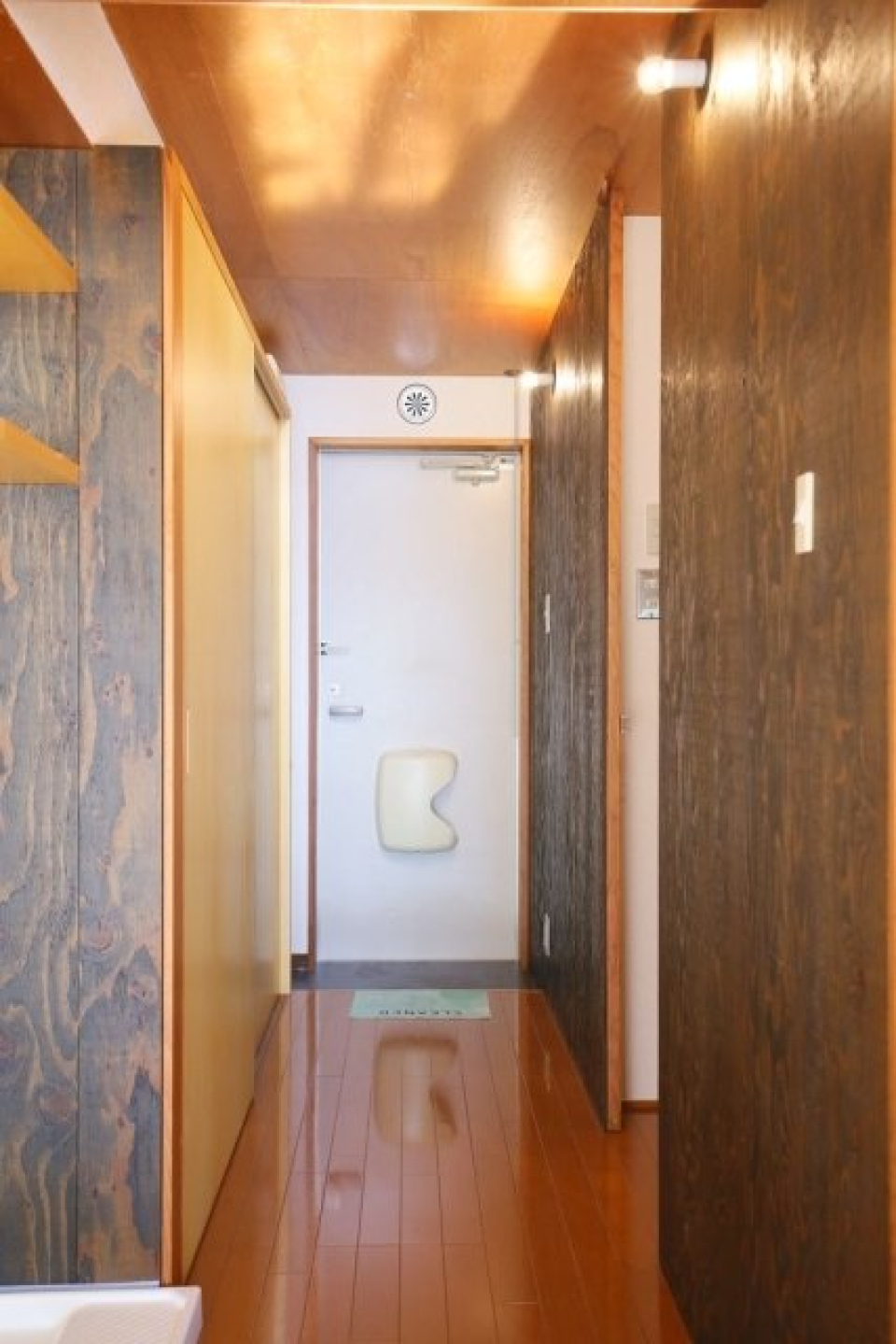 玄関へ続く廊下はまっすぐ伸びています。