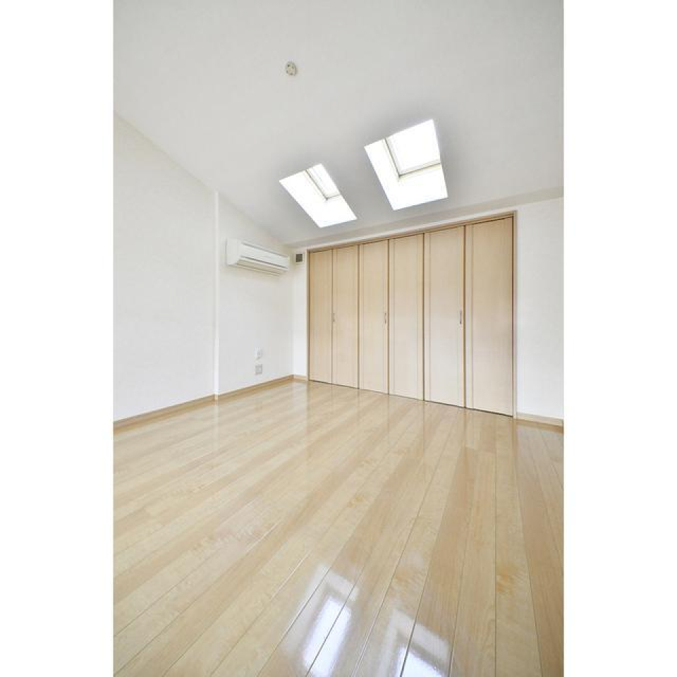 階段上には、天窓から光差し込む癒し空間がありました。