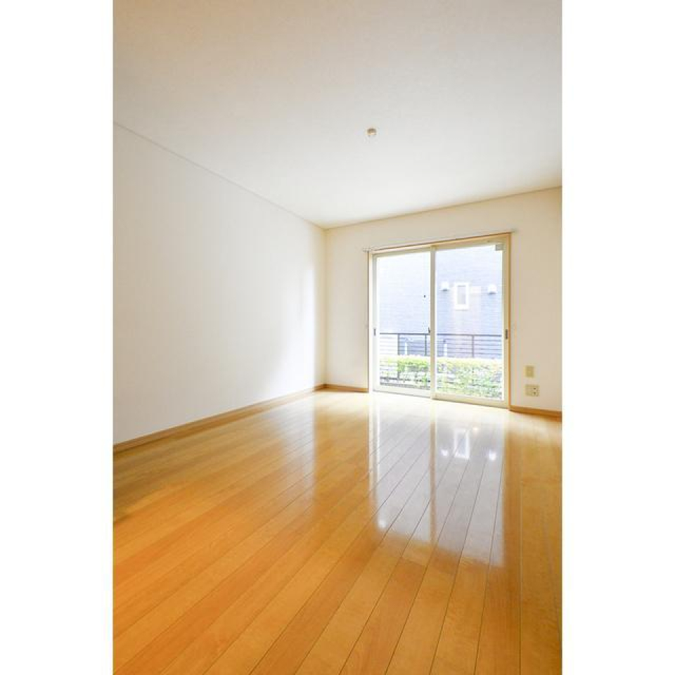 キッチンのフロアから一つ降りた階の洋室にも大きな窓！