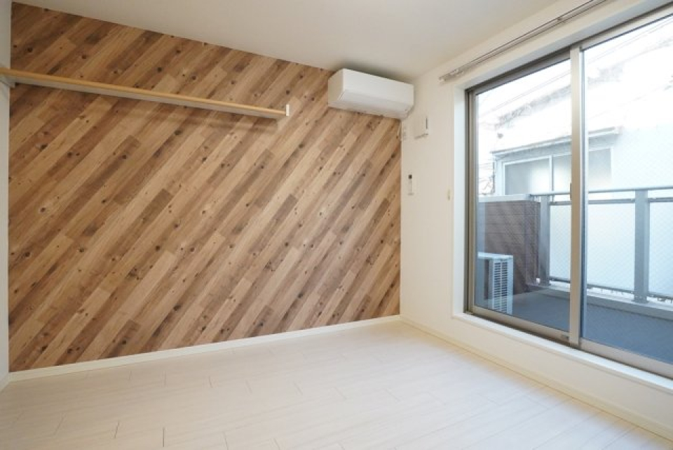 斜めの木目がお部屋のアクセントに！