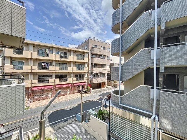 周囲に建物はありますが、青空も覗く景色です。