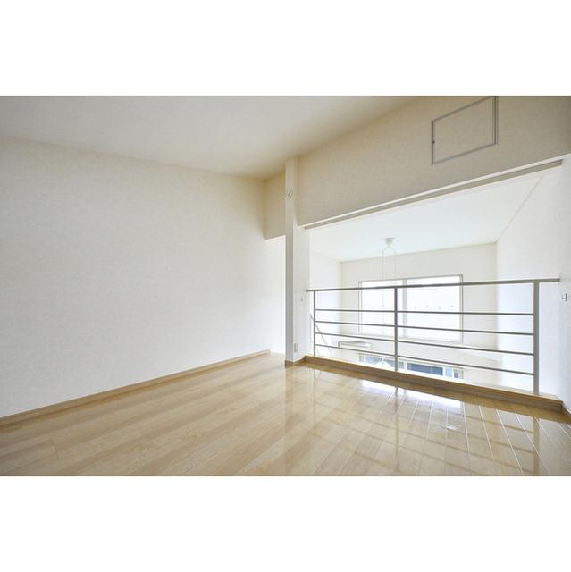 天窓の下に小さなソファを置いて、ゆったり本を読んで過ごしたり…。