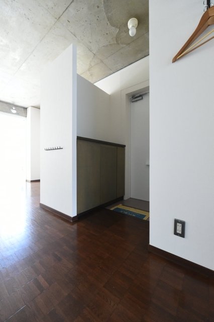 お部屋の中央に玄関があります。