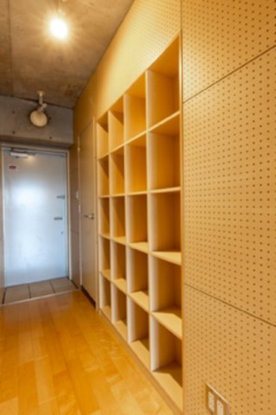 キッチン背面には4×5マスの棚が！ここをどう飾るかは自分次第です。※写真は同タイプ住戸です。