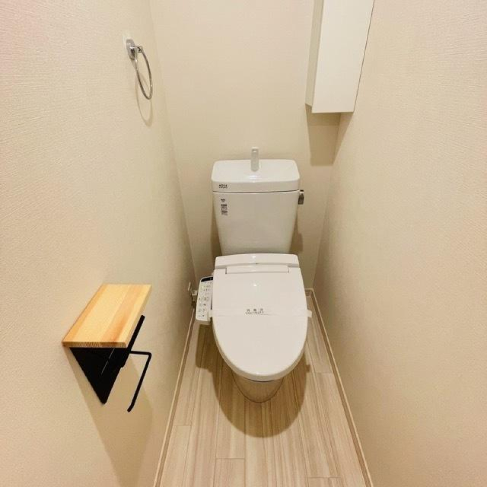 お部屋は2階ですが、玄関・トイレだけ1階にあるのでご注意ください。