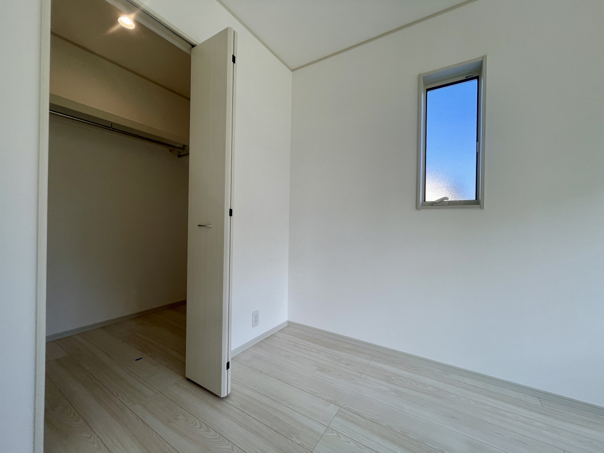 お部屋は１階東の角部屋です