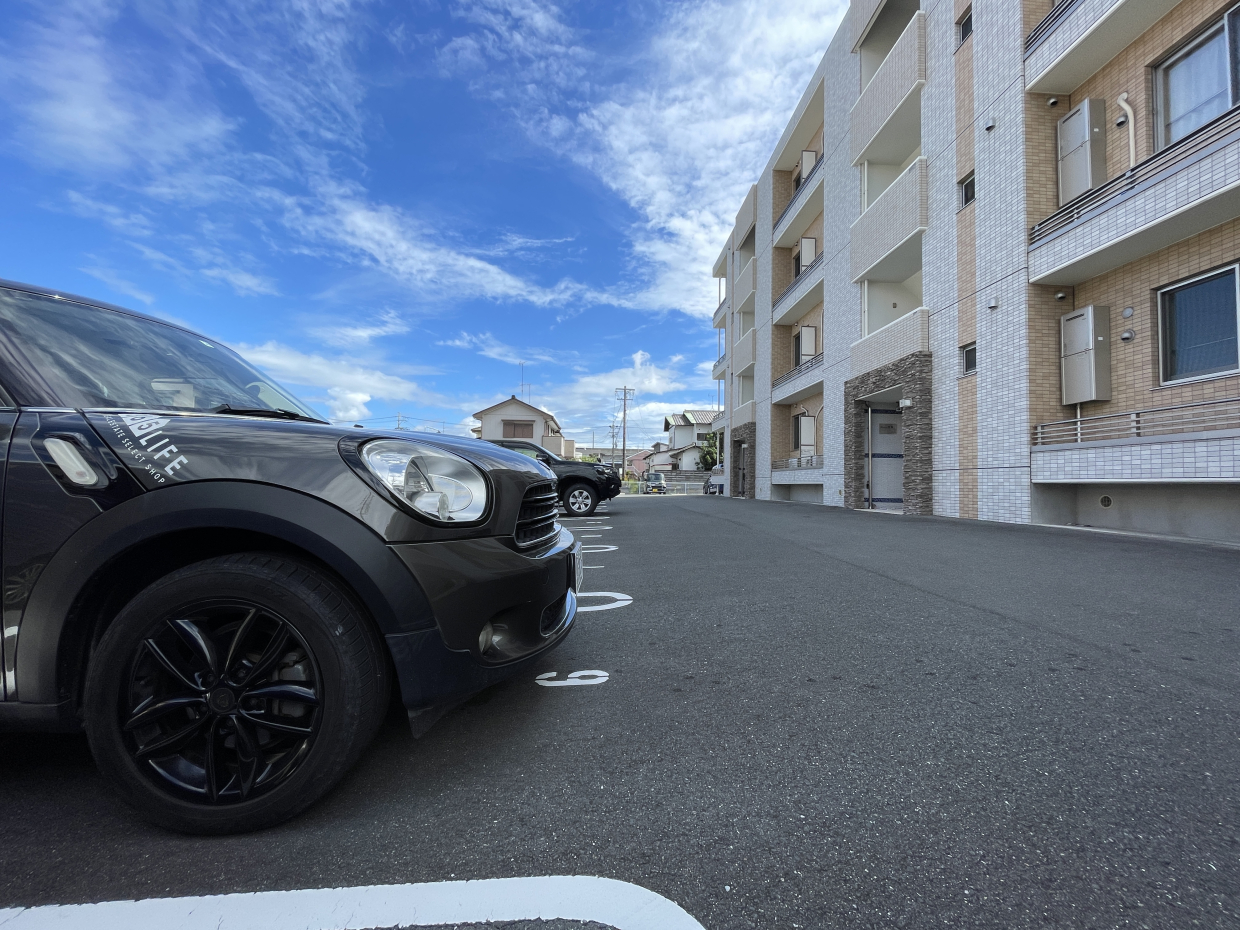 駐車場は建物北側にあります。玄関まで近いので雨の日も安心。