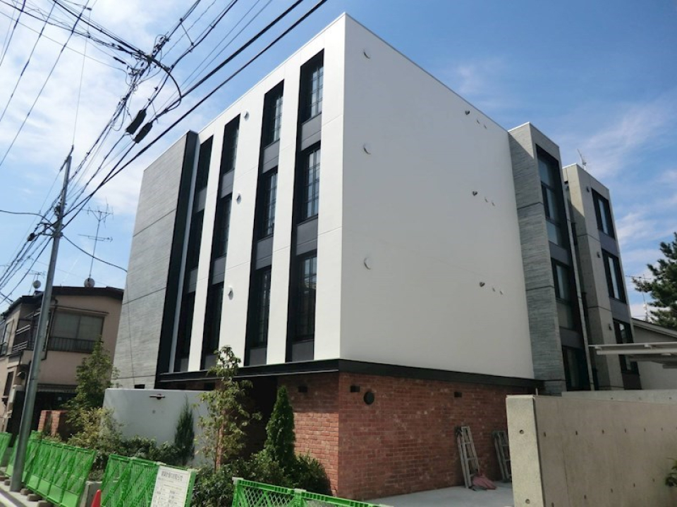 縦のラインが印象的な建物です。