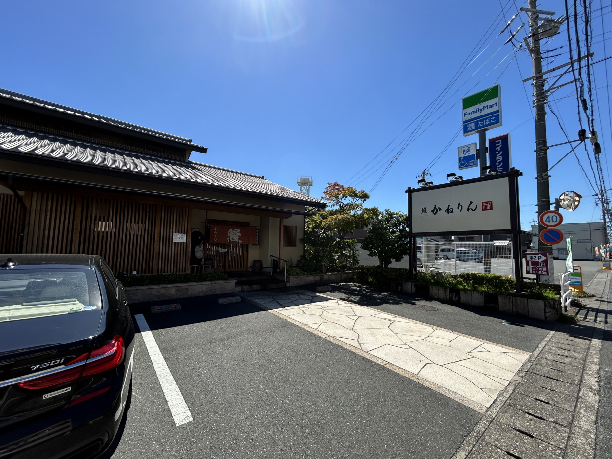 お隣はウナギ屋さん！タレの香りにご注意を！