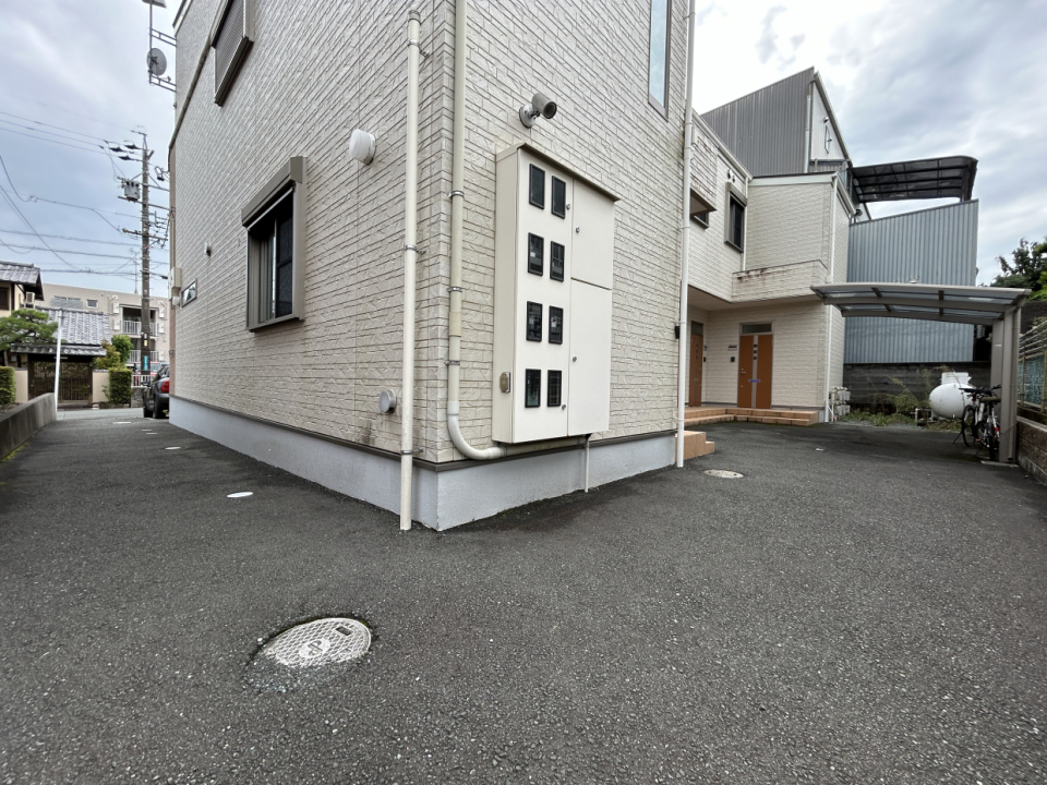 建物の横を通って、玄関があります。