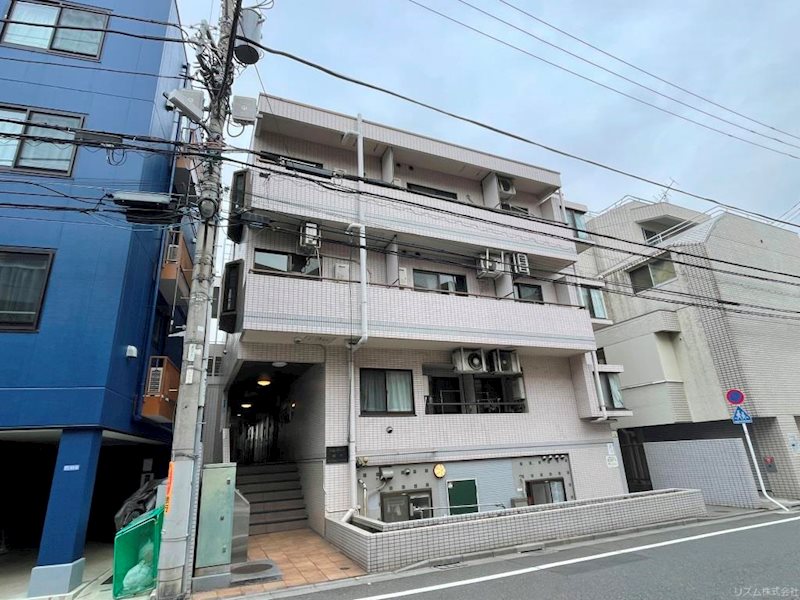 4階建のどっしりとしたマンションでした。