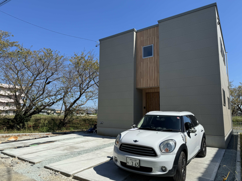 安間川沿いの桜並木と建物