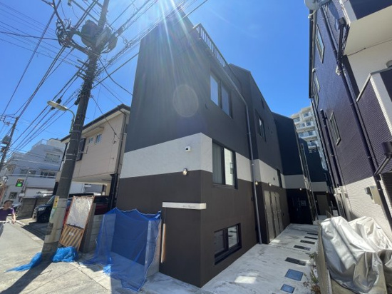 黒いスタイリッシュな建物！