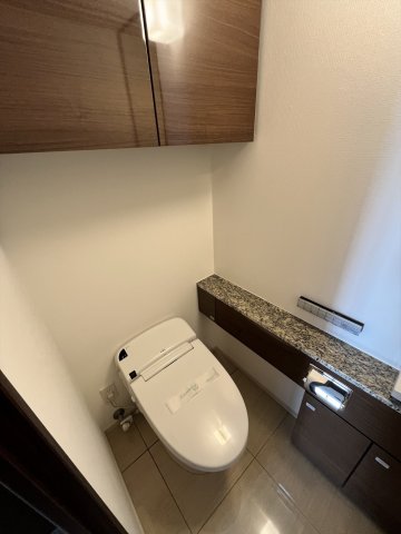 トイレは玄関側に。専用手洗い付きです。