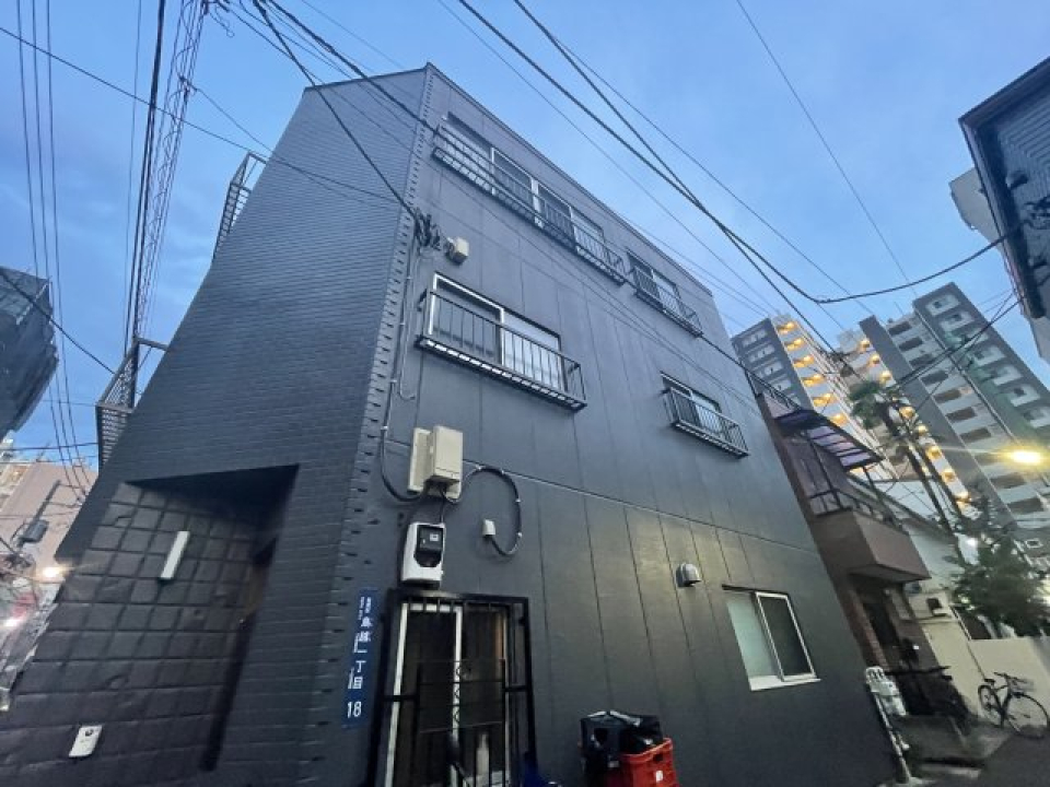 ３階建て、屋上付きの建物です。 