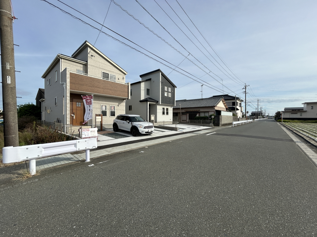 田畑に囲まれたのどかなエリア。前面道路はかなり余裕があります。