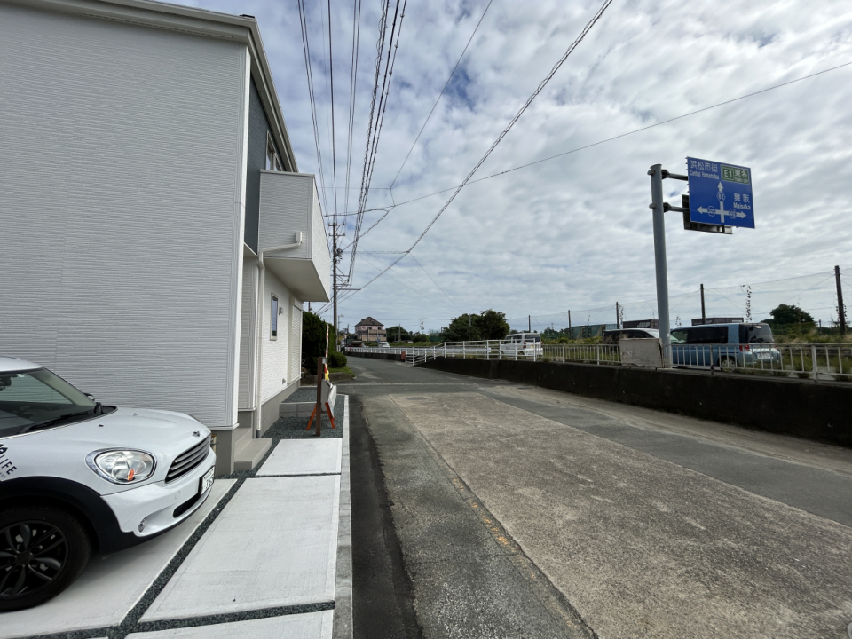 前面道路は生活道路。交通量も多くありません。その向こうが主要街道です。