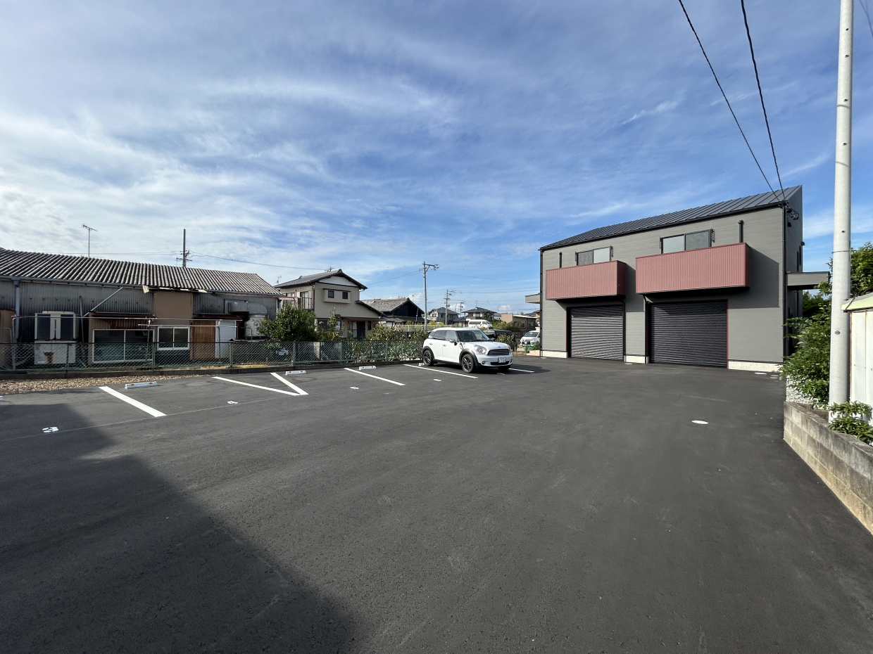 ひろびろとした敷地。車の出し入れもスムーズにできそう！