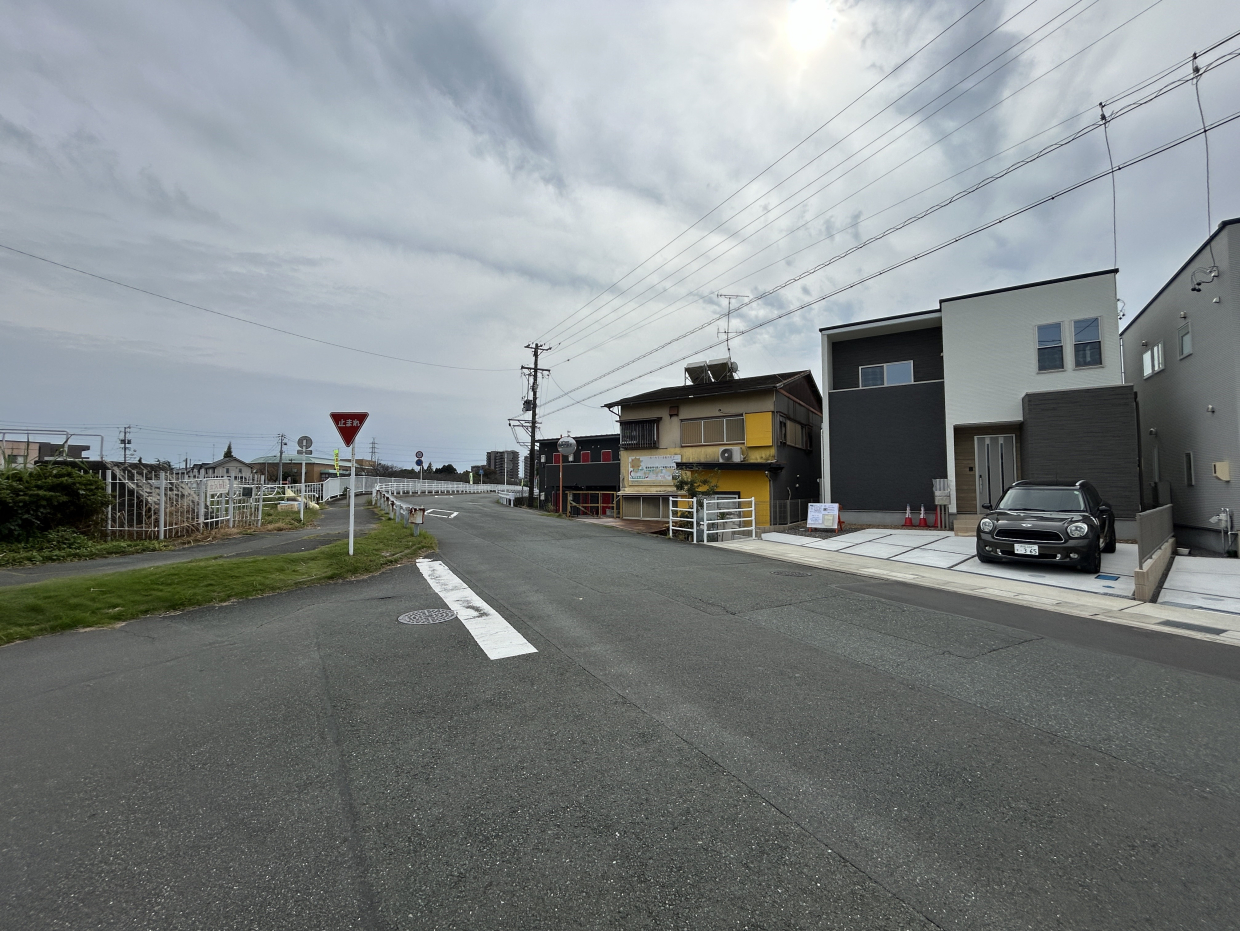 目の前に馬込川。家の前の道路は広く、開けています。