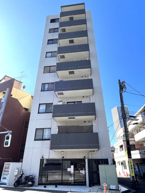 すらっと背の高い建物です。