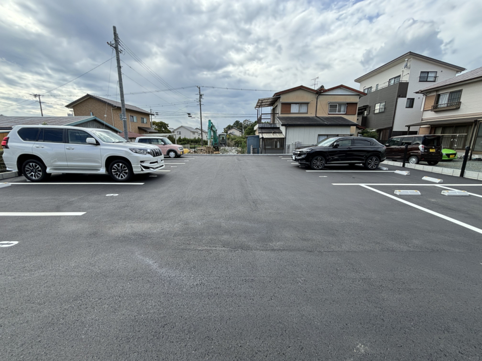 駐車場はゆったり設計で停めやすい。