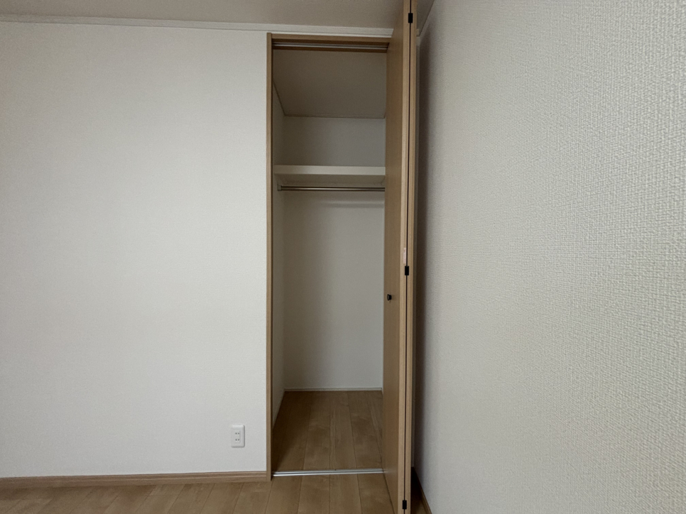 こちらのお部屋にも収納付き