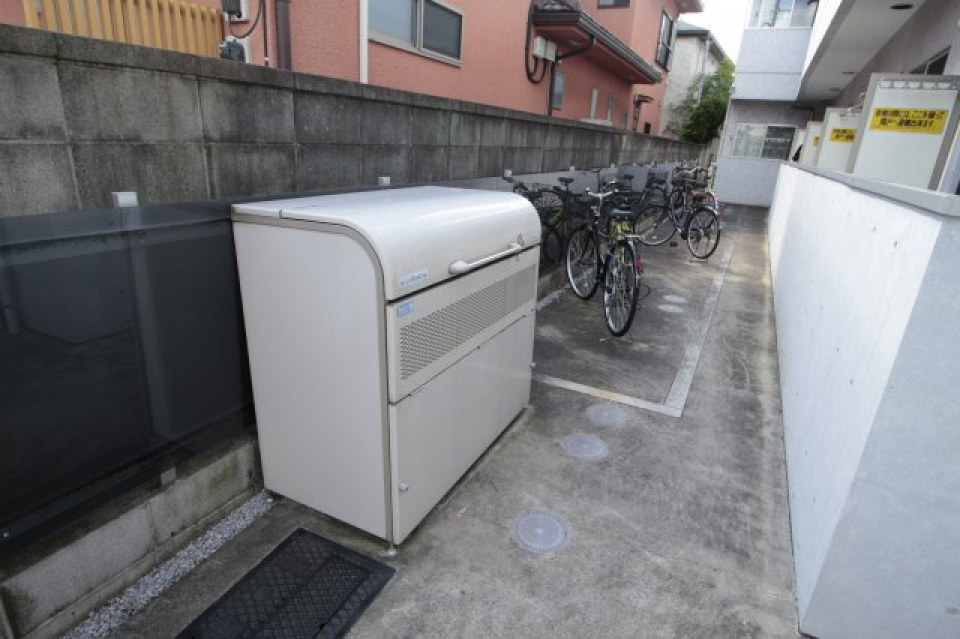 駐輪場、ごみ置き場は敷地内にあります。