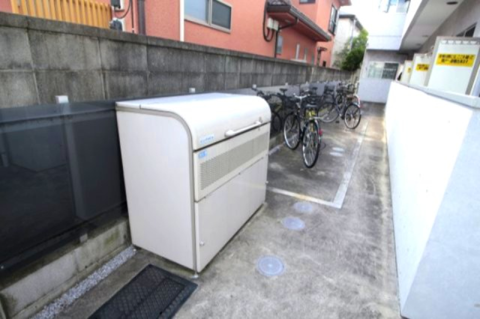 敷地内にゴミ置き場、自転車置き場あります