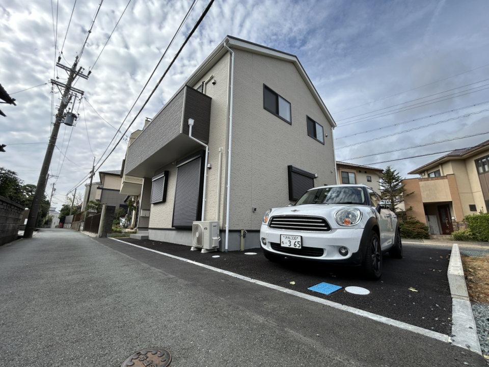 蜆塚の住宅街に建ちました。