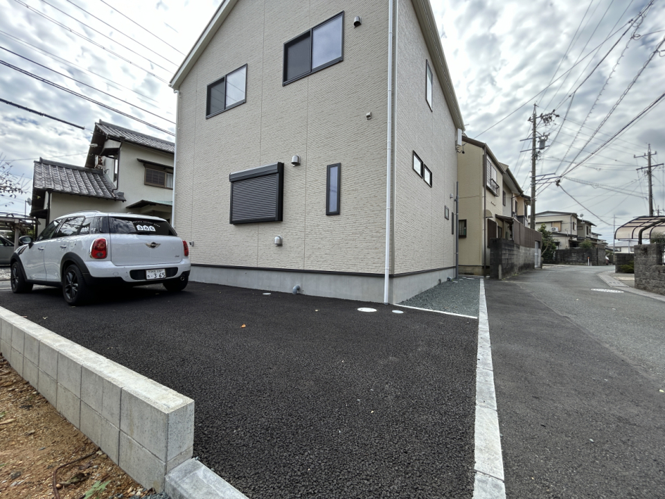 建物北側。南と北に道路があります。