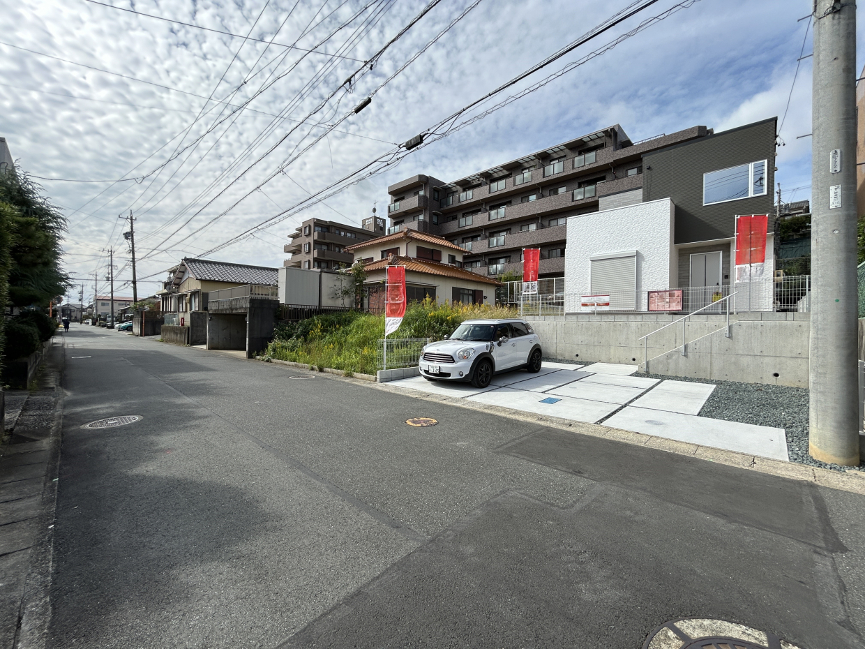 主要道路はもう1つ南側。車通りも多くない閑静な住宅街。