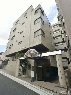 外観はホワイトでシンプルな、しっかりとした建物です。