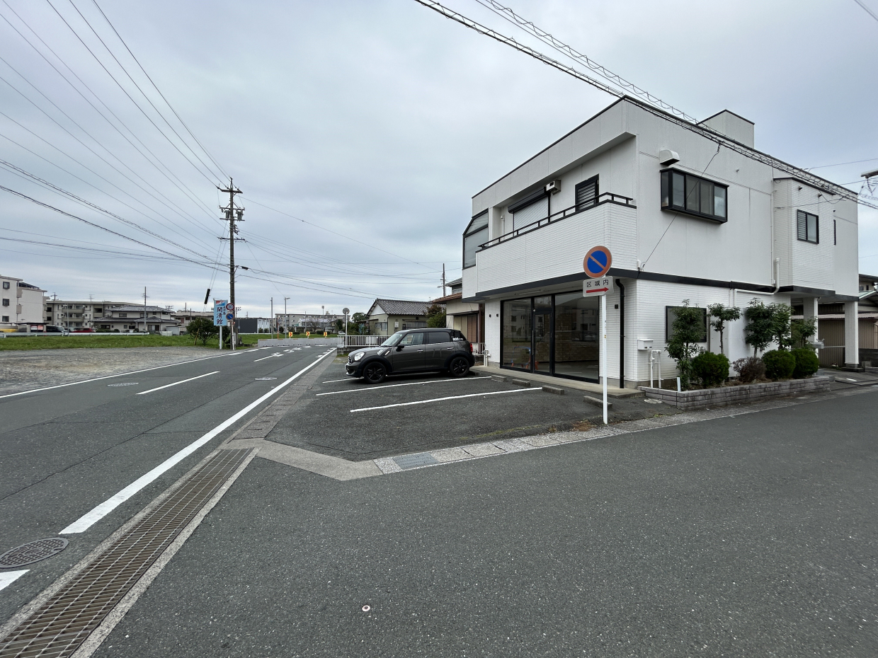 通りの先には芳川小学校と南陽中学校があるエリアです。