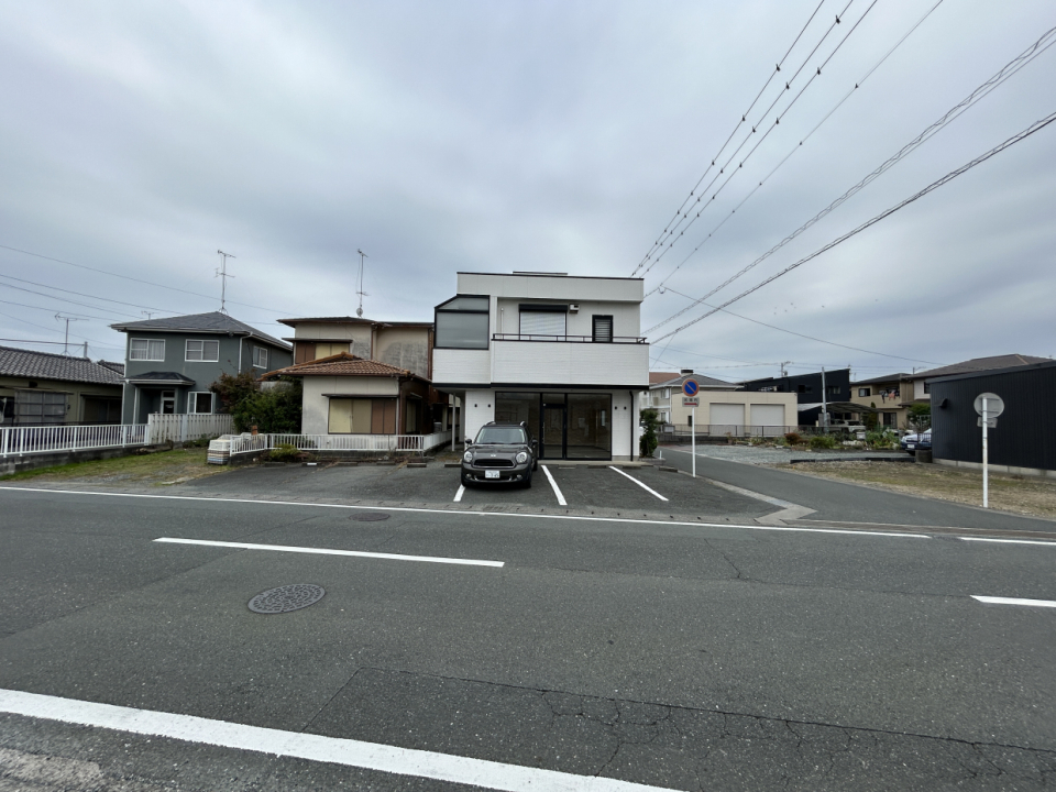 看板はありませんが、分かりやすい場所です。