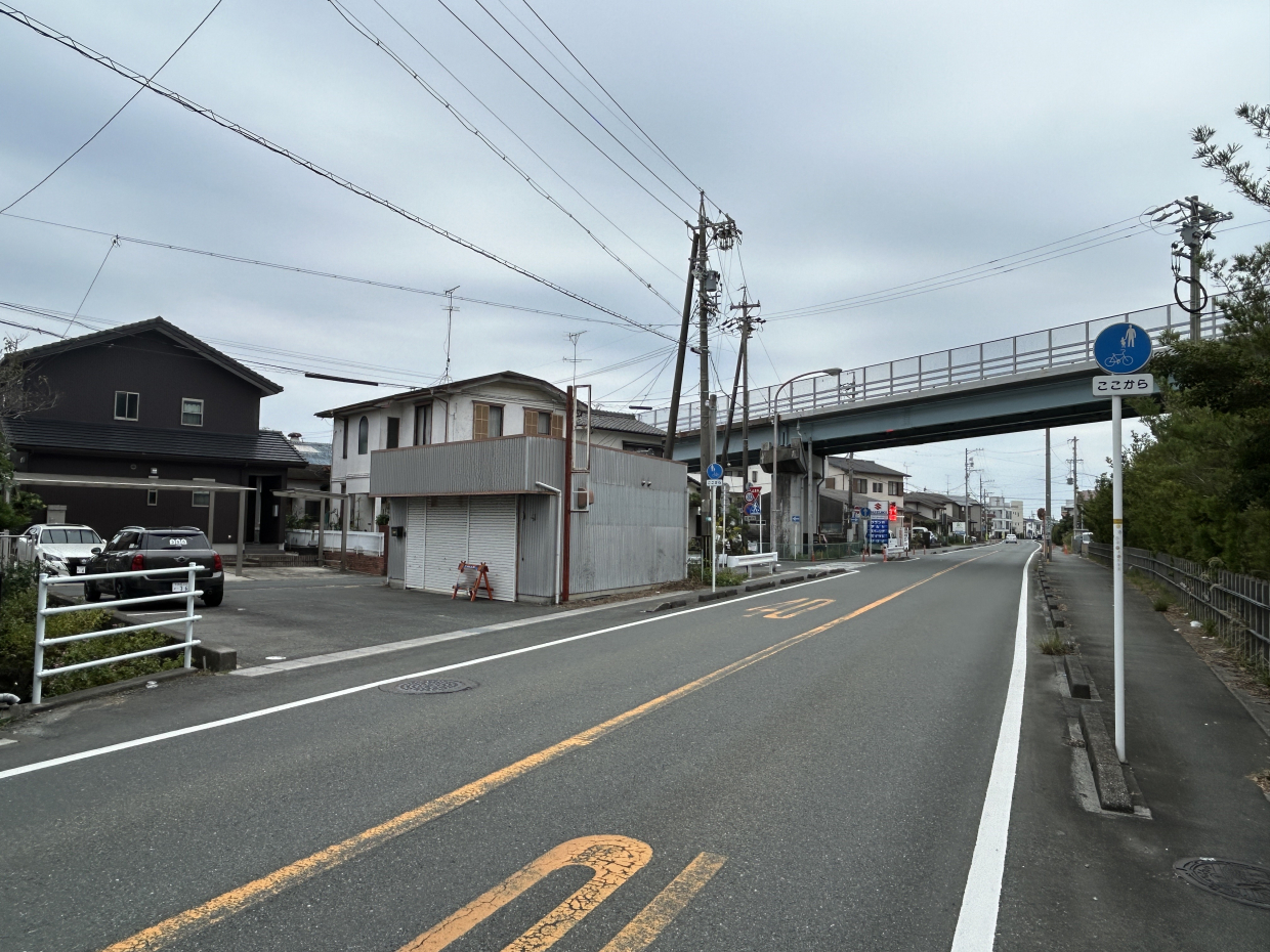 前面道路の東側から。