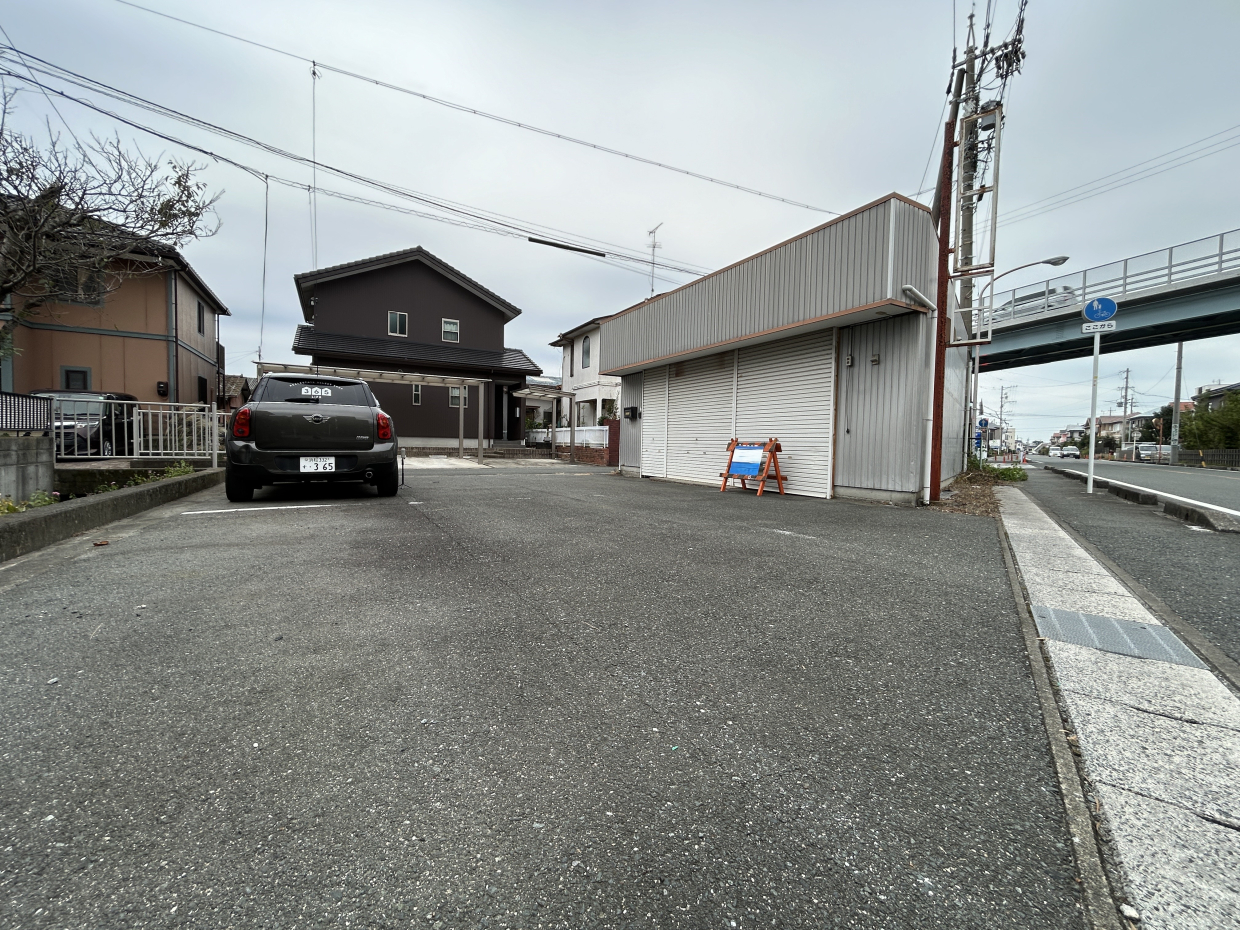 駐車場は3～5台。車種によりけり。