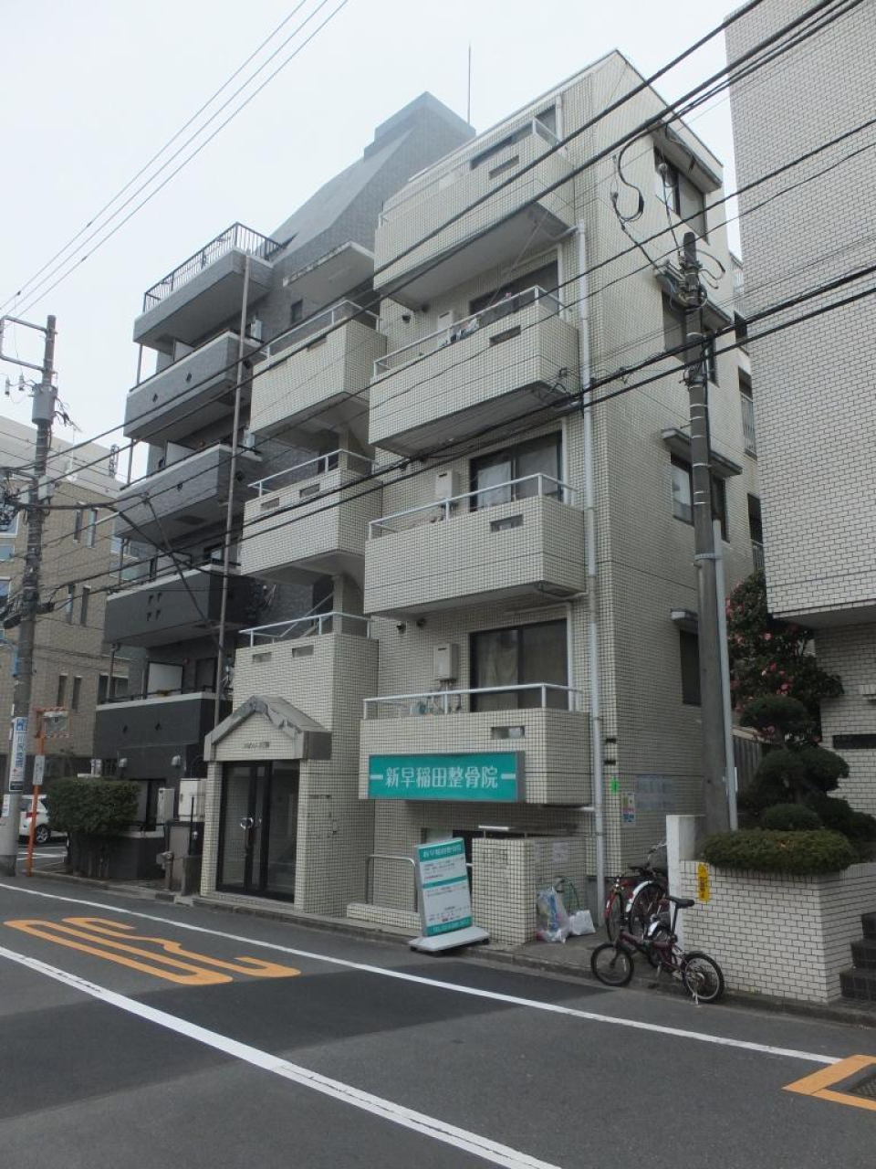 住宅にそびえ立つ可愛らしい建物。