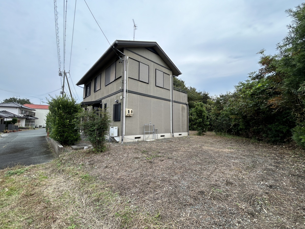 建物西側もまだまだ敷地内なんです。