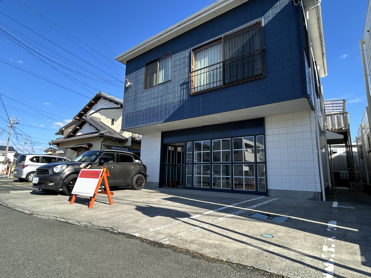 店舗前が駐車場。シャッターもあります。