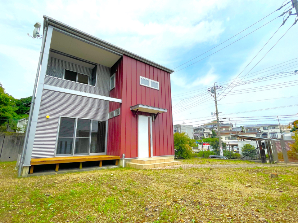 戸建てってだけじゃなく、お家の周りが小高い丘なのもポイント高いです。