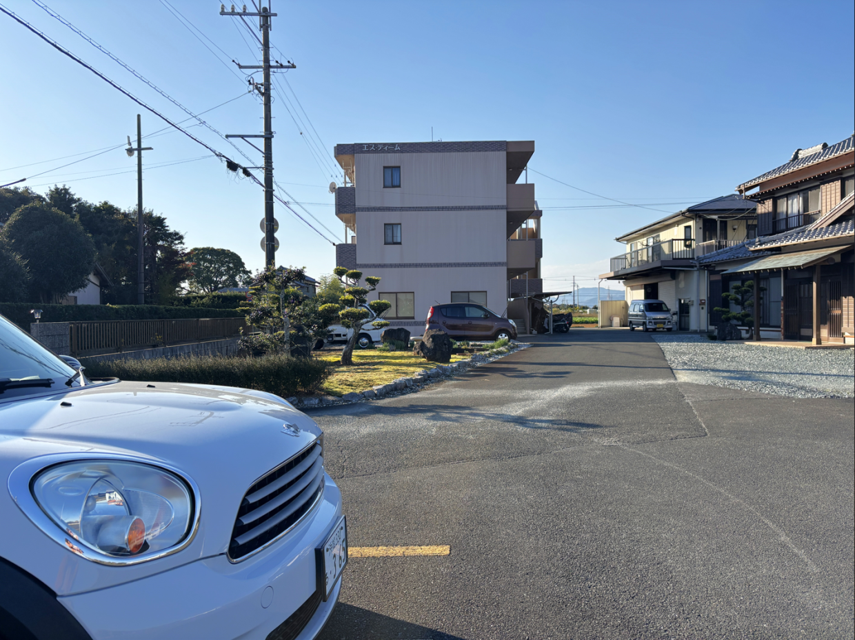 駐車場はお部屋から少し離れているので音も気になりにくそう。